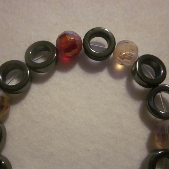 NWOT. Hematite Ring Stretch Bracelet - Picture 3 of 3